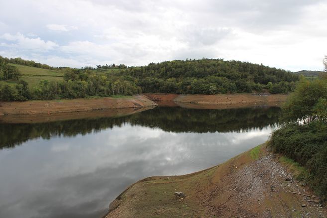 Débit de 500 m3 s les vannes ouvertes le barrage de Villerest en