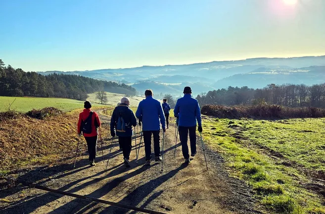 La marche nordique entre sport et convivialité La Montagne