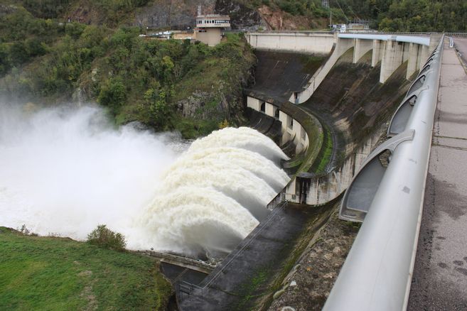 Débit de 500 m3 s les vannes ouvertes le barrage de Villerest en