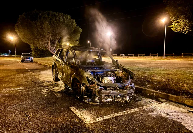 Voiture calcinée sur le parking du collège Aragon de Mably l incendie