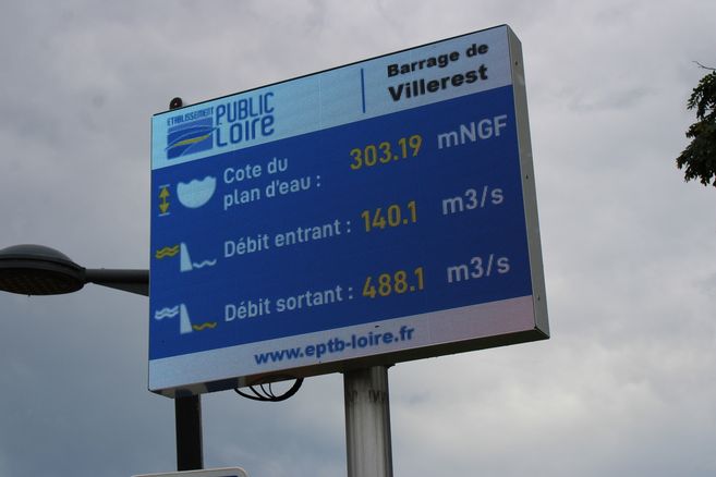 Débit de 500 m3 s les vannes ouvertes le barrage de Villerest en