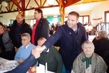 Les rugbymen passent saluer les aînés pour le repas de la commune