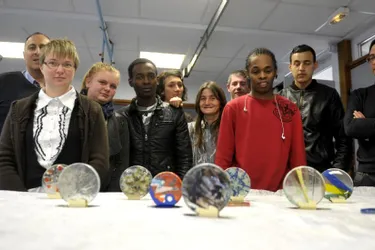 L’École du verre de Jean-Monnet a aidé les résidents de Viltaïs à fabriquer les trophées Festi’BD