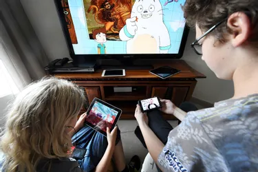 Pour Christian Cheminade, psychologue à Mauriac (Cantal), « il va y avoir une épidémie d'écrans » pour les enfants