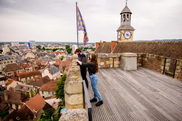 Montez au sommet de la tour carrée du château de Montluçon (Allier)