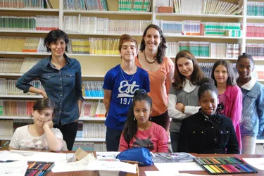 La plasticienne Corinne Chany intervient dans la classe de français langue étrangère du collège
