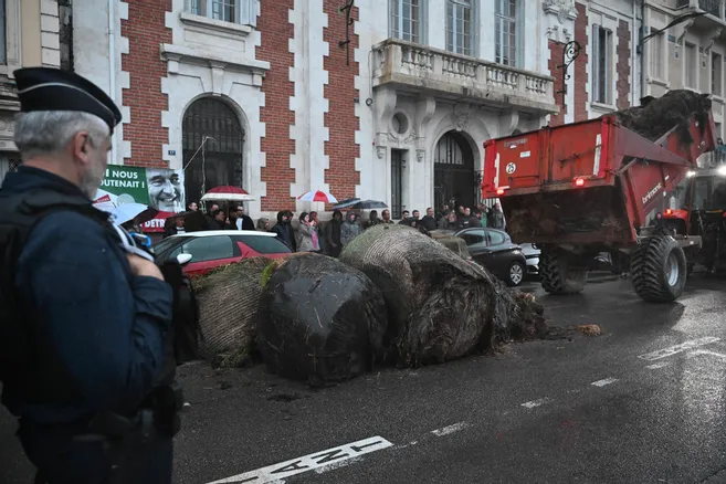 Fumier et affiche de Chirac : à Tulle, les agriculteurs en colère s'en prennent à la permanence du député François Hollande - La Montagne
