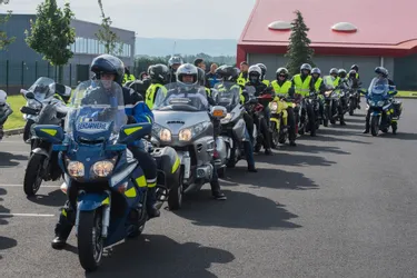 Gendarmes et motards partagent la route pour un rallye dans le Puy-de-Dôme