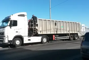 Un camion rempli d'abats perd sa cargaison rue de Pasquis