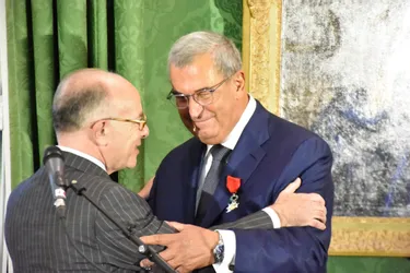 L'ancien député du Puy-de-Dôme Jean-Paul Bacquet officiellement décoré de la légion d'honneur