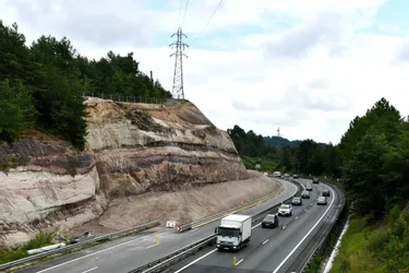 Cinq mois de travaux en plus pour stabiliser la falaise de Puyjarrige sur l'A20, au sud de Brive (Corrèze)