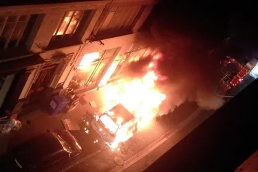 Une voiture détruite par le feu en pleine nuit et en centre-ville, à Aurillac
