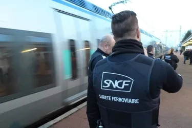 À Paris, deux agents de sûreté ferroviaire tirent sur un homme qui les menaçait avec un couteau