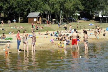 Le lac de Pontcharal, en Corrèze, attire les touristes en quête de fraîcheur