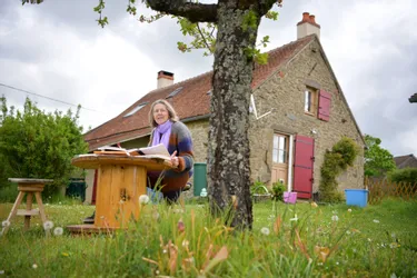 L'éditrice Véronique Thabuis livre mille histoires en télétravail, depuis son village de Gipcy, au cœur de l'Allier