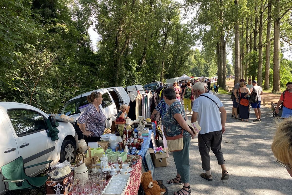 SAINT GERMAIN DES FOSSES. La brocante des Puces d’eau retrouve des