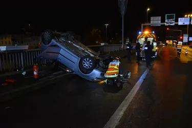 Une voiture se retourne sur le pont Saint-Jacques à Montluçon (Allier)