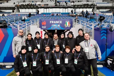 Les U16 du Pays de Thiers Rugby ramasseurs de balles pour le match France-Italie du Six Nations de rugby