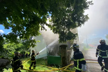 Incendie à Crandelles (Cantal) : incertitudes autour de la présence d'un homme dans le corps de ferme