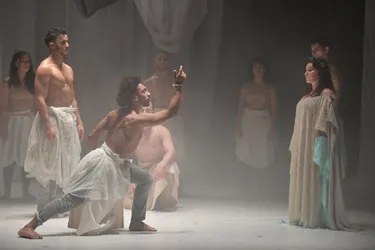 Le nouveau spectacle de la Compagnie Hervé Koubi, "Odyssey", envoûte le théâtre Silvia-Monfort d'Yzeure (Allier)