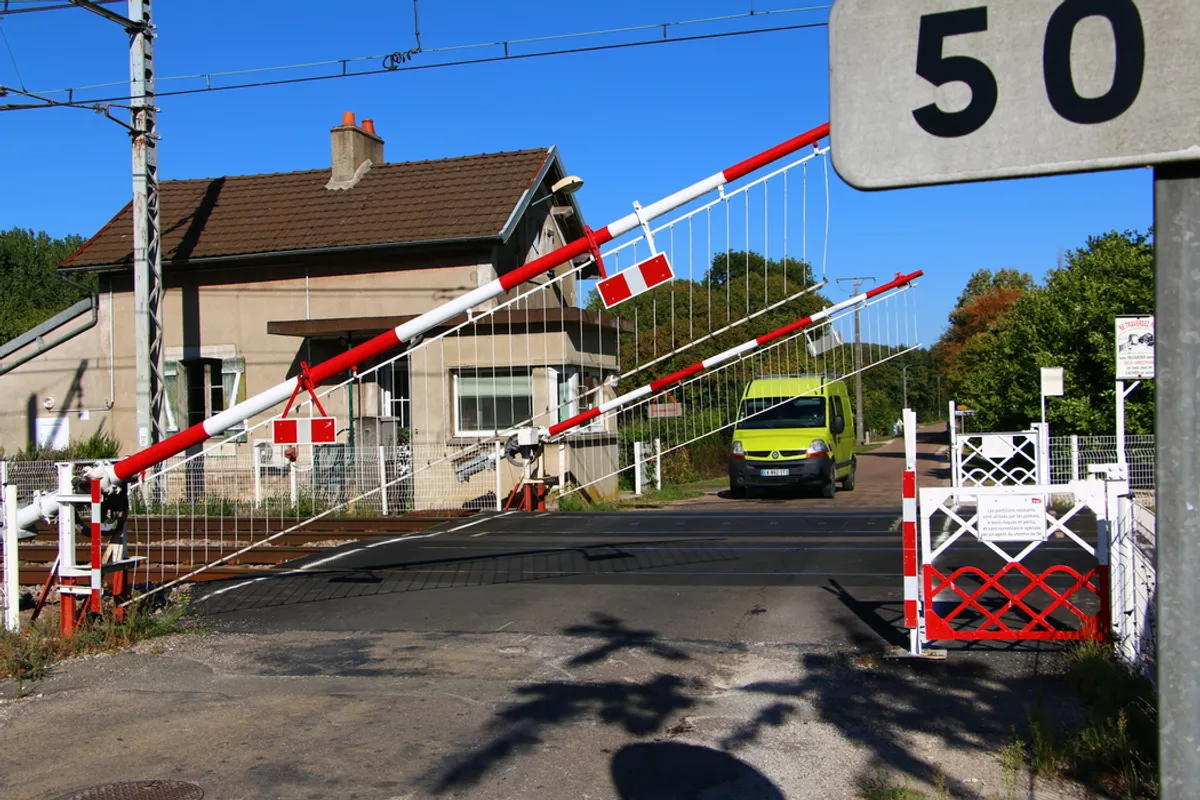 Paire De Garde-Barrière Passage à Niveau - Edobaud - Train Électrique - Rare