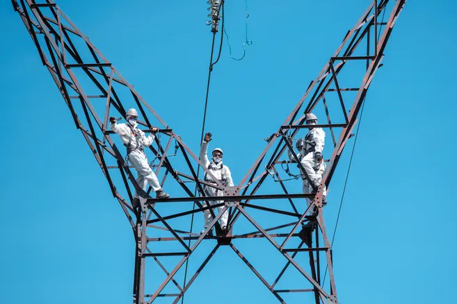 Acrobaties, nid d'oiseau, risque électrique... Comment RTE repeint une ligne haute tension en trois semaine ? - La Montagne