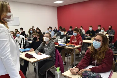 Au lycée Godefroy-de-Bouillon, à Clermont-Ferrand, comment les enseignants et les élèves s'adaptent face au handicap du masque ?