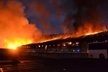Un entrepôt entièrement détruit par un incendie près de la gare SNCF