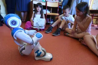 Nao, un robot qui aime qu'on lui raconte des histoires