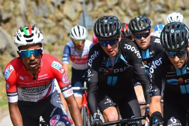 Tour d'Italie : Romain Bardet lâché dans le final de la 19e étape remportée par Simon Yates