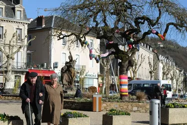 Les personnes âgées ont tricoté durant 6 mois pour colorer la ville et accueillir le printemps