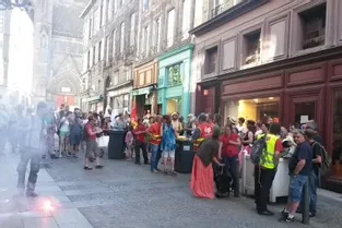 Manifestation devant la mairie de Clermont-Ferrand : l'alarme incendie se déclenche