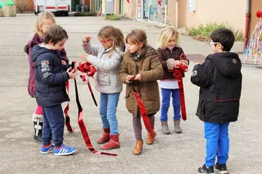 Les enfants décorent le bourg