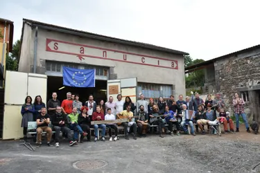 Vingt jeunes de toute l'Europe réunis pendant une semaine à Manzat (Puy-de-Dôme) autour des Makers des montagnes