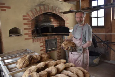 Dans le fournil de ce boulanger puydômois qui façonne son pain à l'ancienne depuis ses débuts