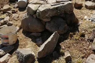 Un mur en pierres sèches construit