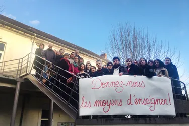 Enseignants et parents d'élèves du collège Clemenceau, à Tulle, ont bloqué le conseil d'administration
