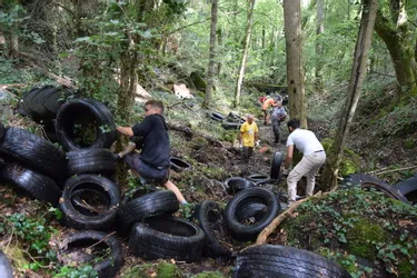 Les bénévoles à pied d'oeuvre pour sauver un vallon de Malauzat (Puy-de-Dôme) noyé sous un millier de pneus
