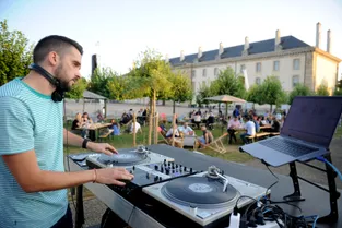 Comment seront organisés les pique-niques musicaux devant le Centre national du costume, à Moulins (Allier) cet été ?