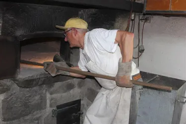 Il continue de fabriquer du pain dans le four à bois familial