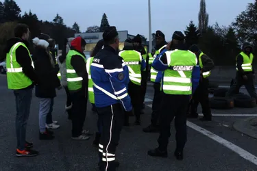 Blocage des "gilets jaunes" dans l'Allier : un homme interpellé après l'agression d'un gendarme