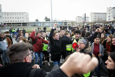 Devant le lycée Paul-Constans à Montluçon, la CGT bat en retraite face aux "gilets jaunes"
