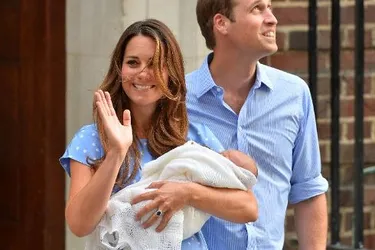 Kate et William présentent leur fils devant la maternité