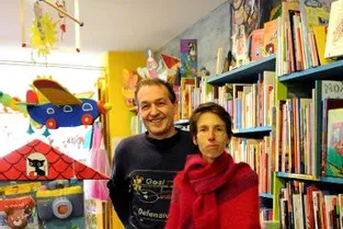 Julia et Fabien Giraud travaillent au cœur de la ville, dans leur librairie, au Fil des pages