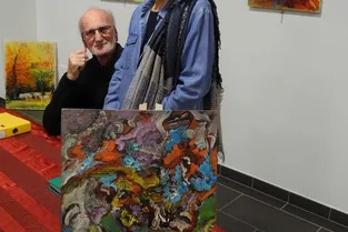 Deux artistes présentent leurs œuvres très colorées