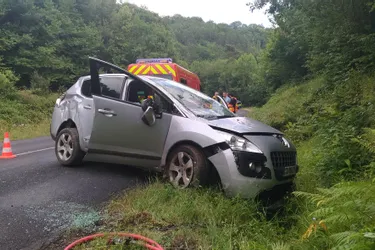 La voiture fait un tonneau à Saurier (Puy-de-Dôme) : la passagère blessée