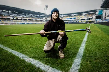 A Clermont-Ferrand, François Pujo entretient la pelouse et les espaces verts du stade Marcel-Michelin depuis cinq ans
