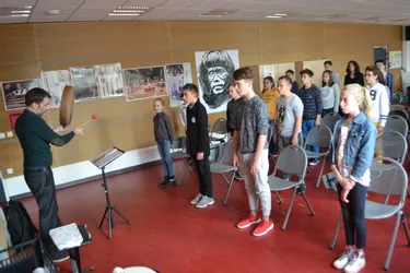 Les élèves du collège Lafayette de Brioude répètent avant de se produire à l'opéra de Clermont-Ferrand