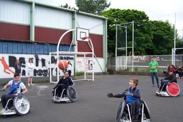 Les élèves pratiquent le sporten situation de handicap