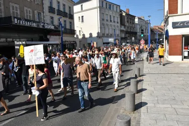 Manifestation contre le pass sanitaire : près de 350 personnes mobilisées à Montluçon (Allier)